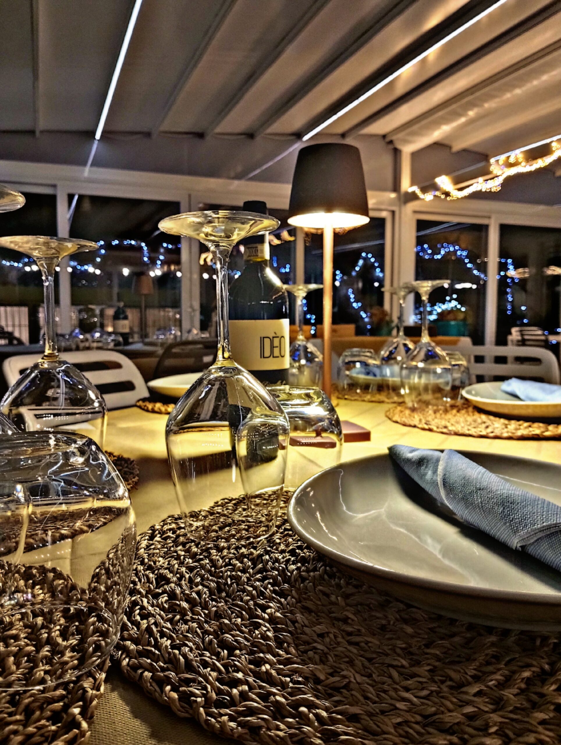 Veranda di PinSamO a Fucecchio apparecchiata per una cena, con le luci di Natale