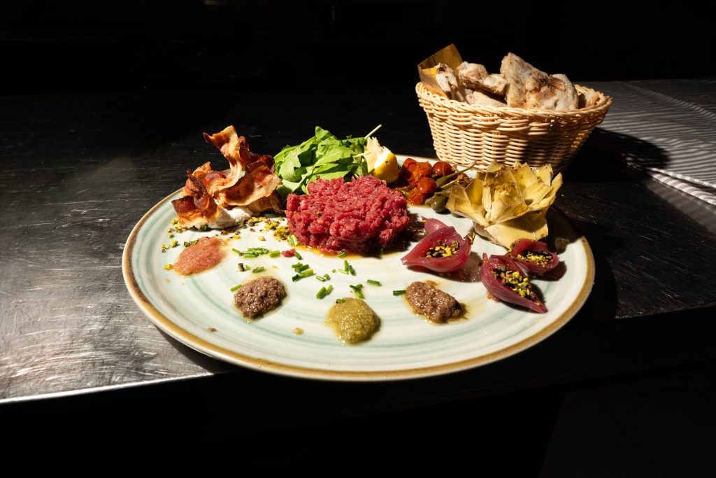Tartare di Angus con pistacchio, carciofo e guanciale croccante