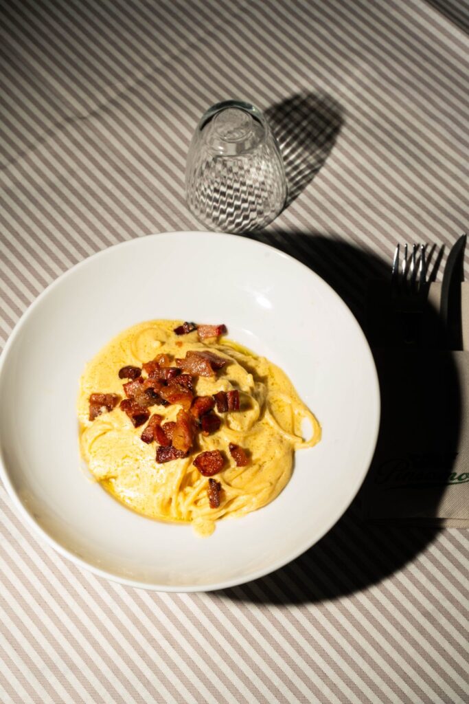 Spaghetti alla carbonara con guanciale croccante