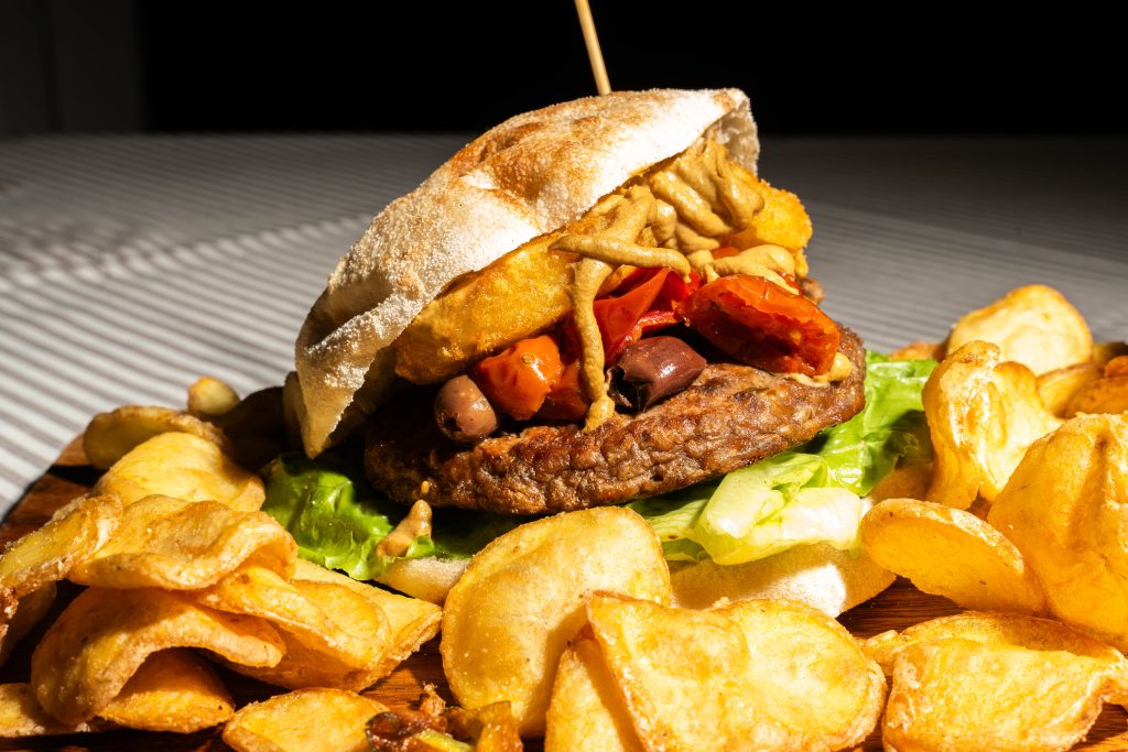 4. Cinghialotto con olive, rosti di patata, pomodori secchi e senape