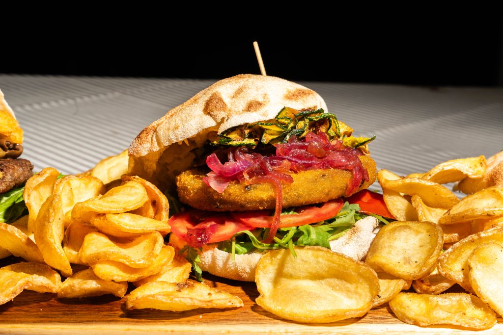 5. Vegetariano con rucola, pomodoro, zucchine e cipolla caramellata