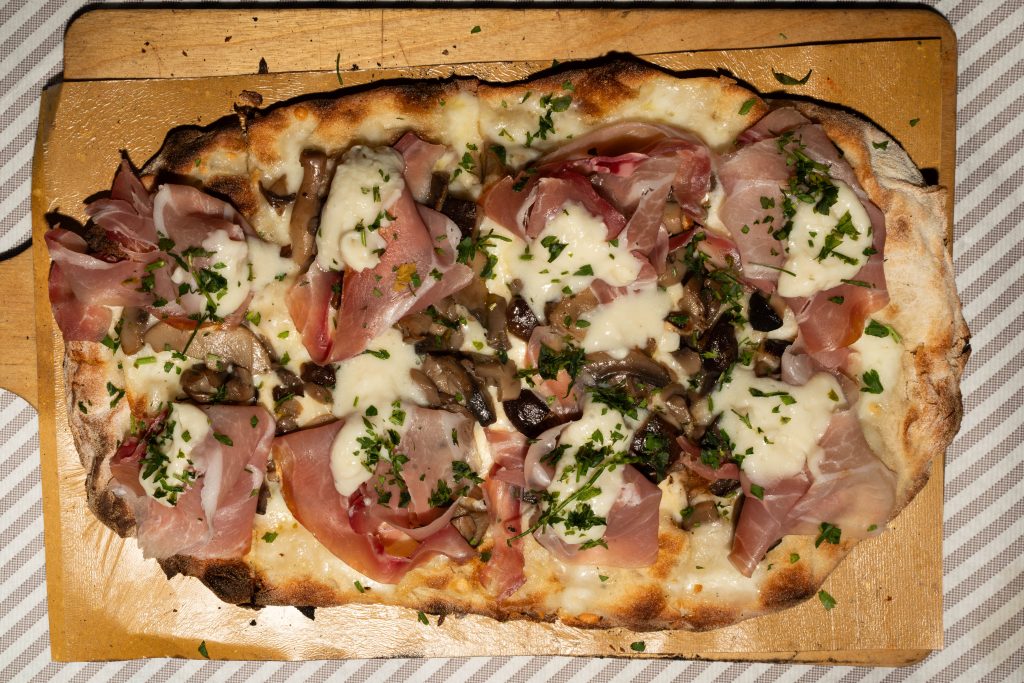 Pinsa gourmet numero 2 con prosciutto di Parma, funghi e gorgonzola