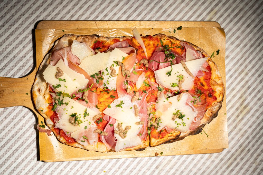 Pinsa rossa numero 3 con prosciutto di Parma, tartufo e pecorino