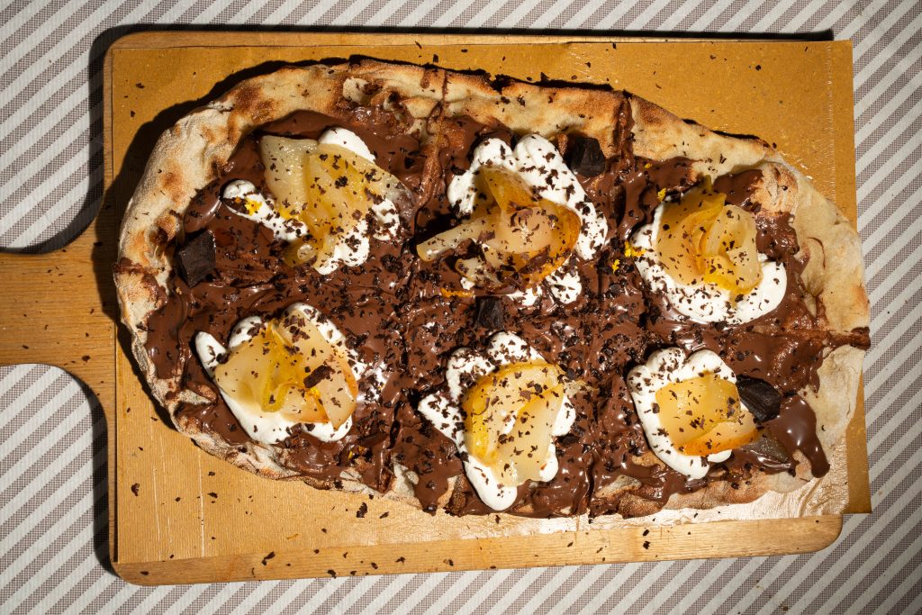 Pinsa golosa numero 2 con ricotta, pere e cioccolato