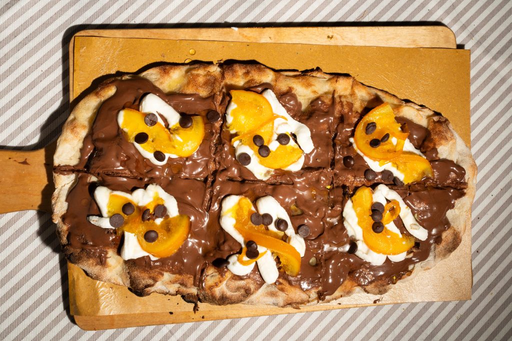 Pinsa golosa numero 3 con ricotta, arancio e cioccolato