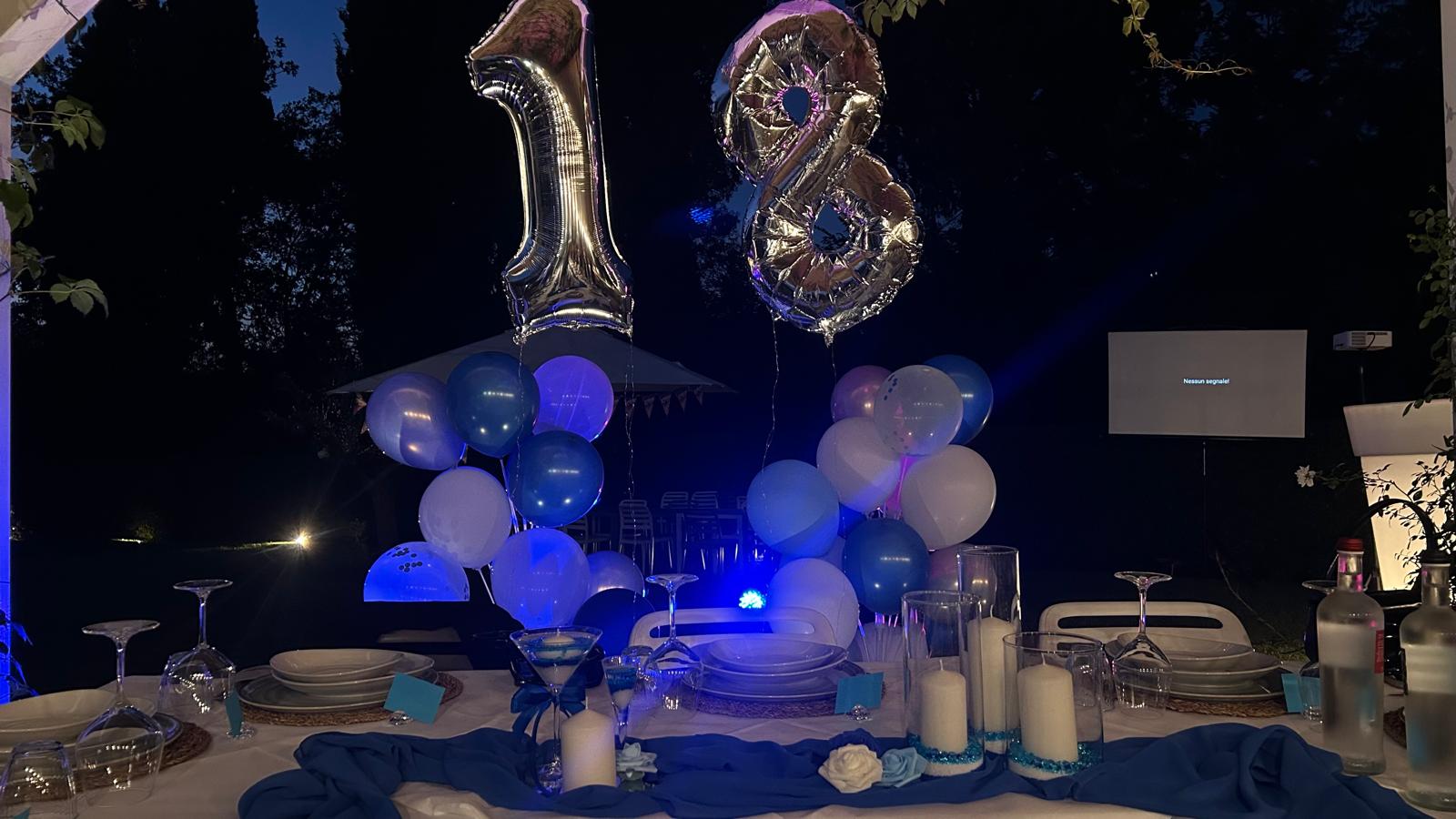 Festa di 18 anni da PinSamO a Fucecchio: palloncini argento e tavola apparecchiata